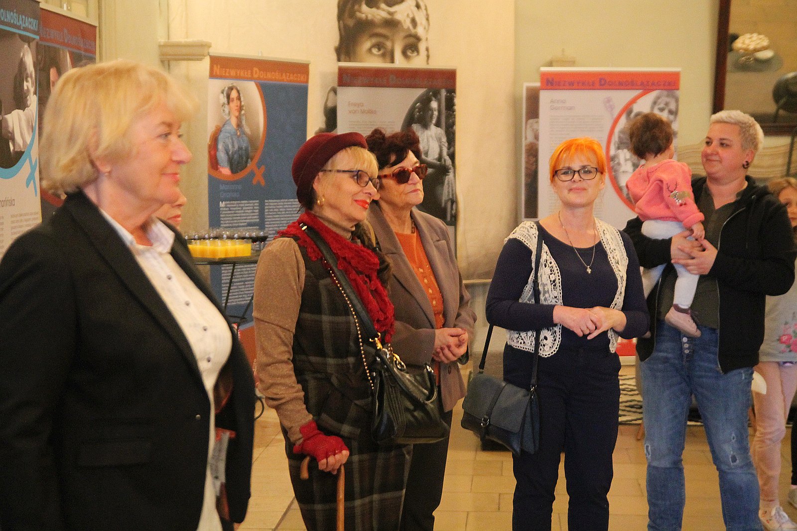 „Niezwykłe Dolnoślązaczki” w holu legnickiego Starego Ratusza