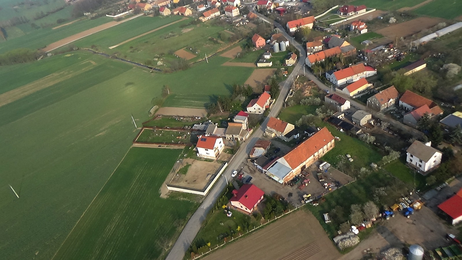 Bartoszów z lotu ptaka. Zobacz jak wygląda na wiosnę