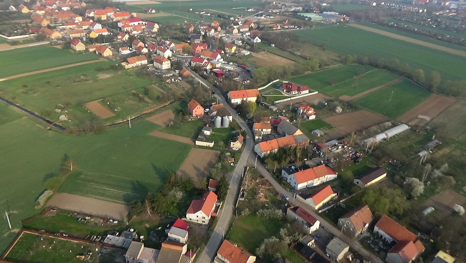 Bartoszów z lotu ptaka. Zobacz jak wygląda na wiosnę