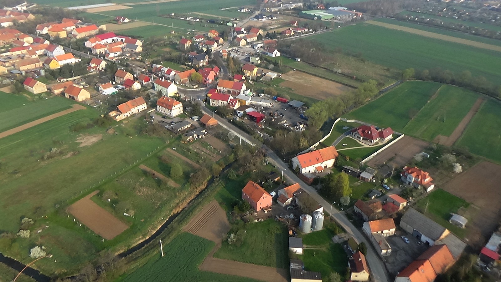 Bartoszów z lotu ptaka. Zobacz jak wygląda na wiosnę