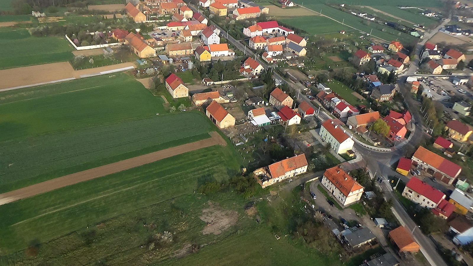 Bartoszów z lotu ptaka. Zobacz jak wygląda na wiosnę