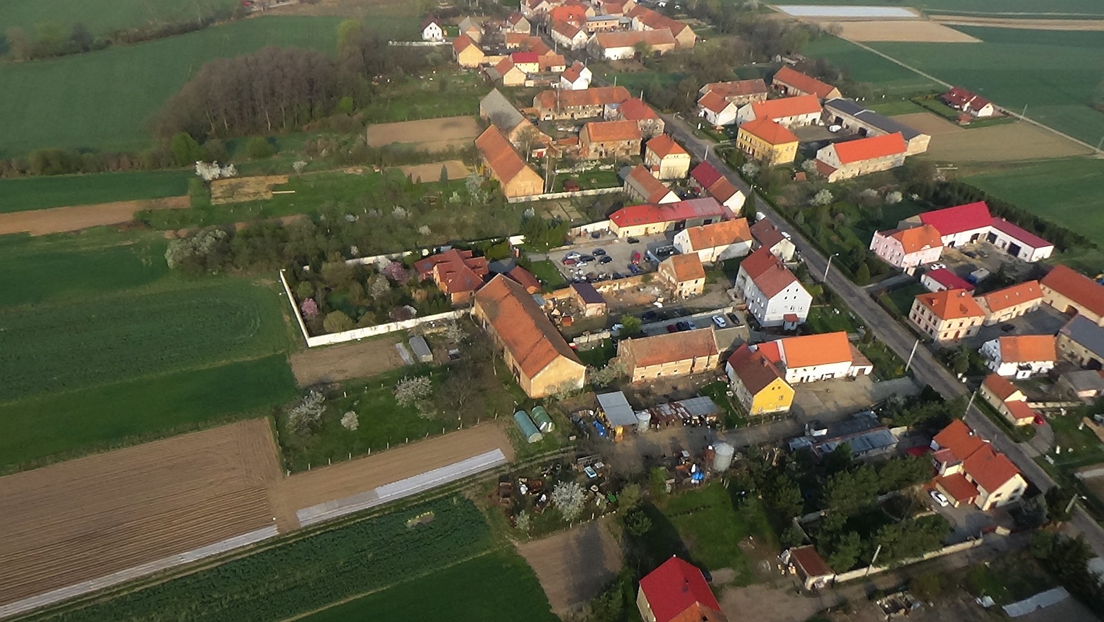 Bartoszów z lotu ptaka. Zobacz jak wygląda na wiosnę