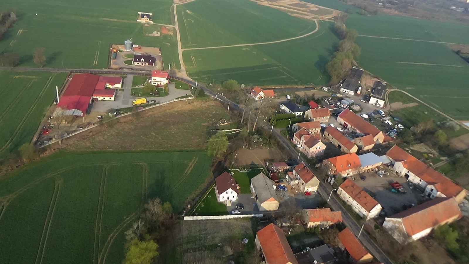 Bartoszów z lotu ptaka. Zobacz jak wygląda na wiosnę