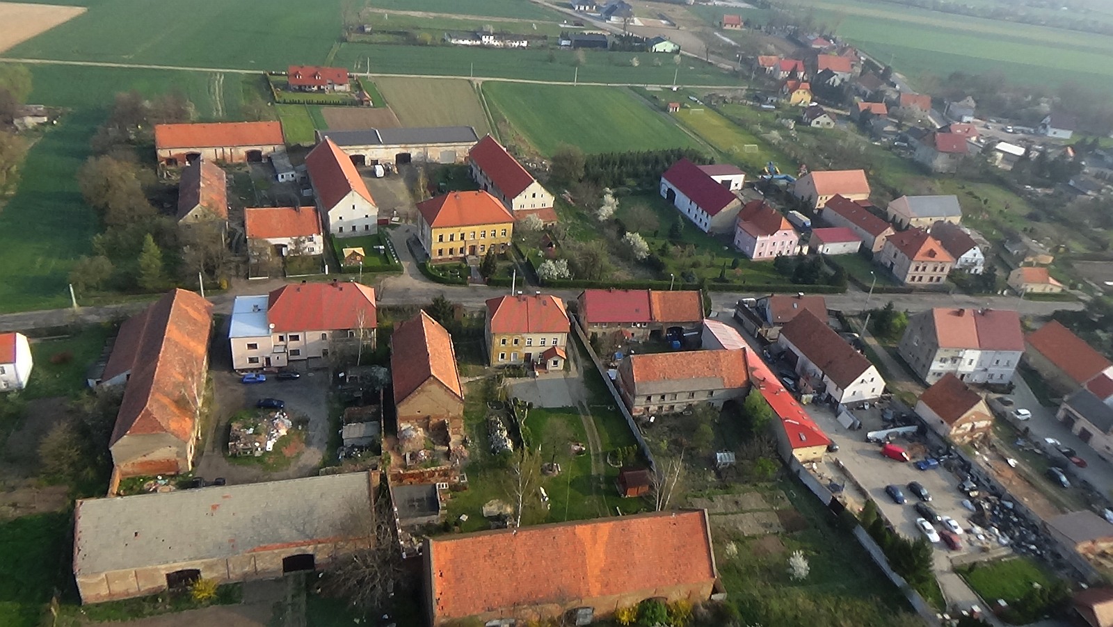 Bartoszów z lotu ptaka. Zobacz jak wygląda na wiosnę