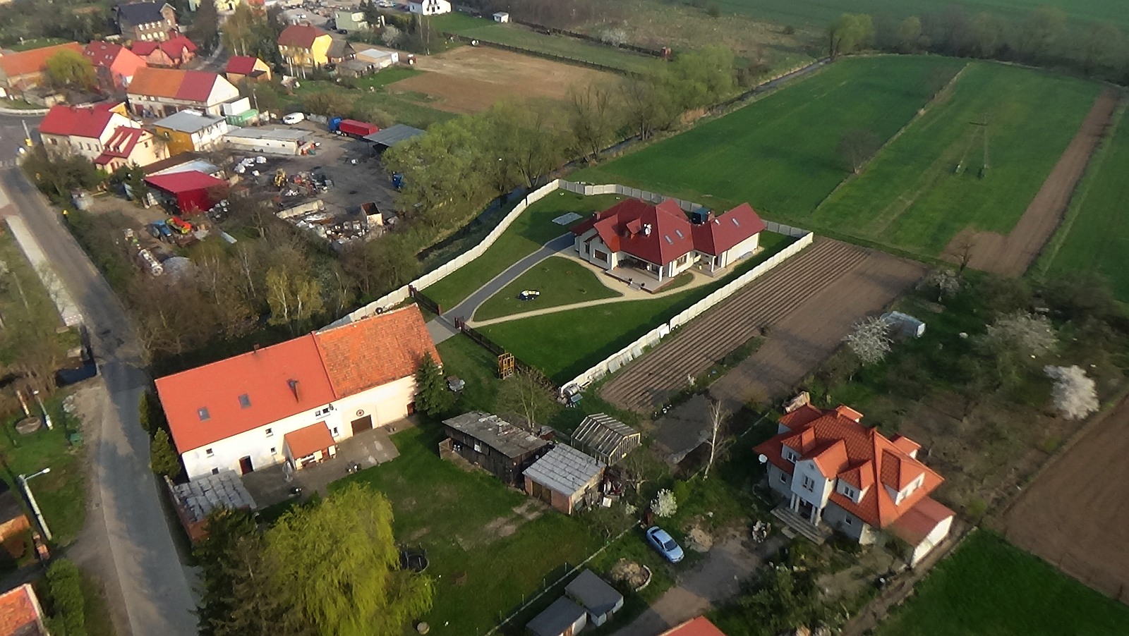 Bartoszów z lotu ptaka. Zobacz jak wygląda na wiosnę