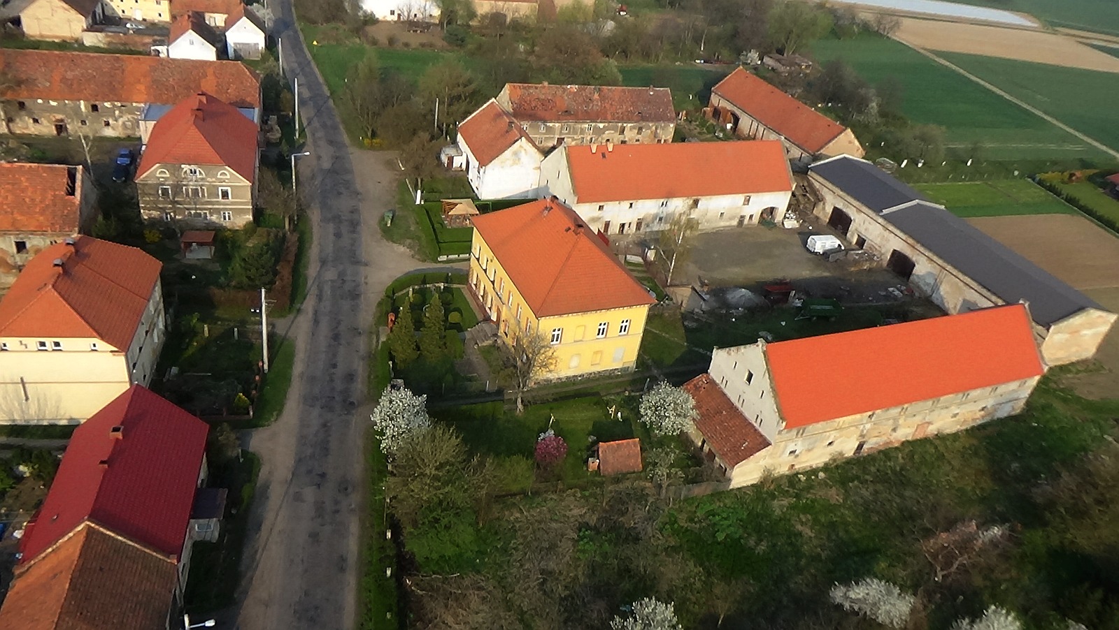 Bartoszów z lotu ptaka. Zobacz jak wygląda na wiosnę