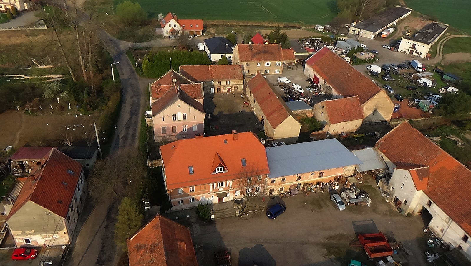 Bartoszów z lotu ptaka. Zobacz jak wygląda na wiosnę