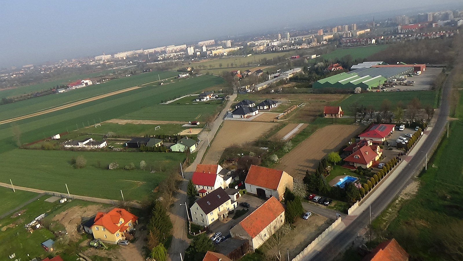 Bartoszów z lotu ptaka. Zobacz jak wygląda na wiosnę