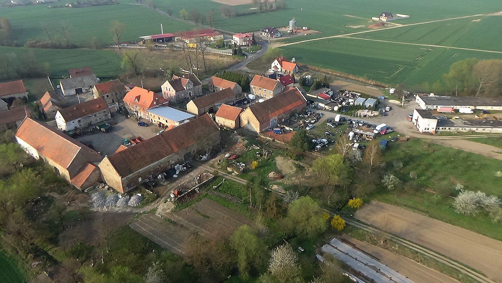 Bartoszów z lotu ptaka. Zobacz jak wygląda na wiosnę