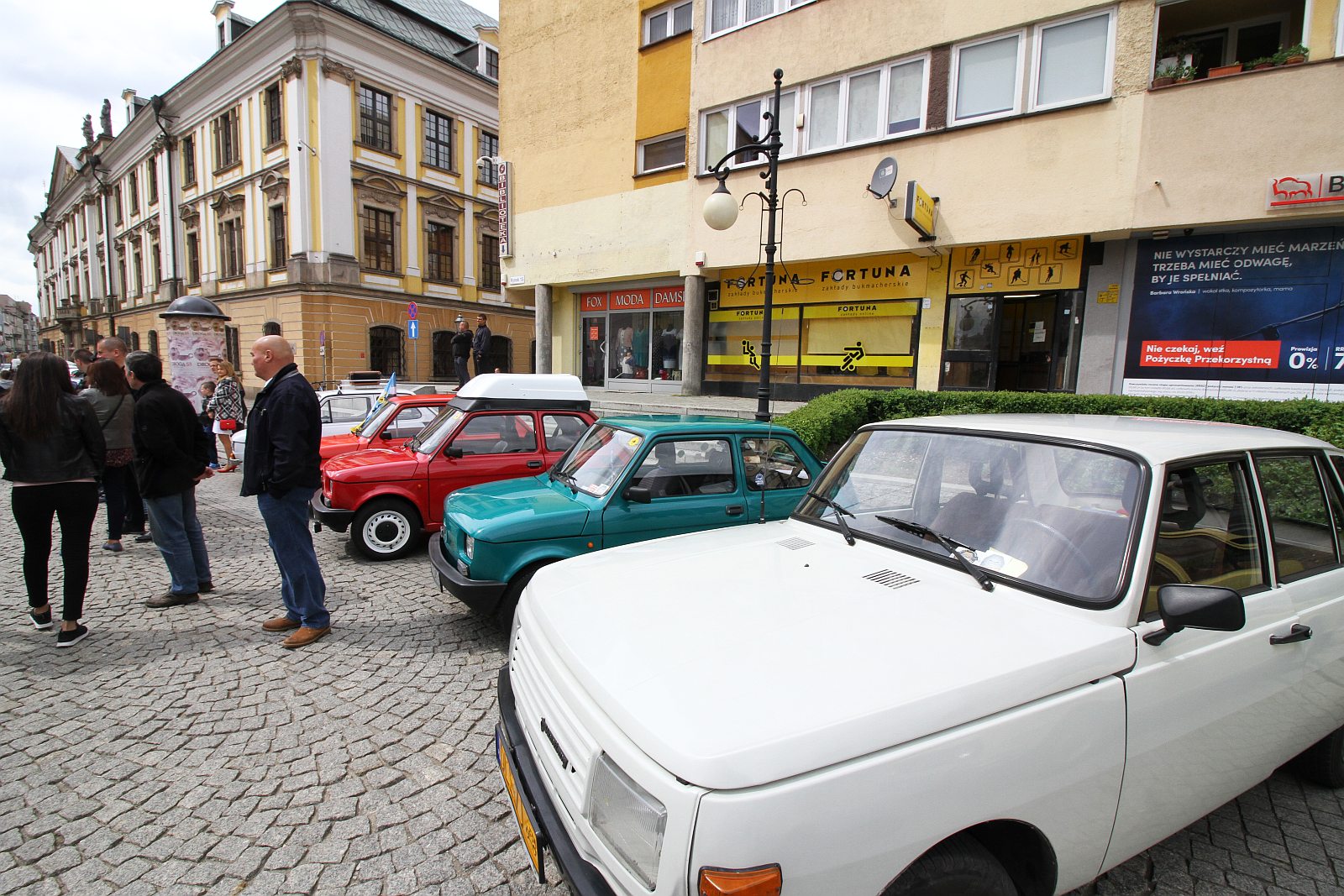 Ponad 100 aut na otwarciu sezonu legnickich klasyków
