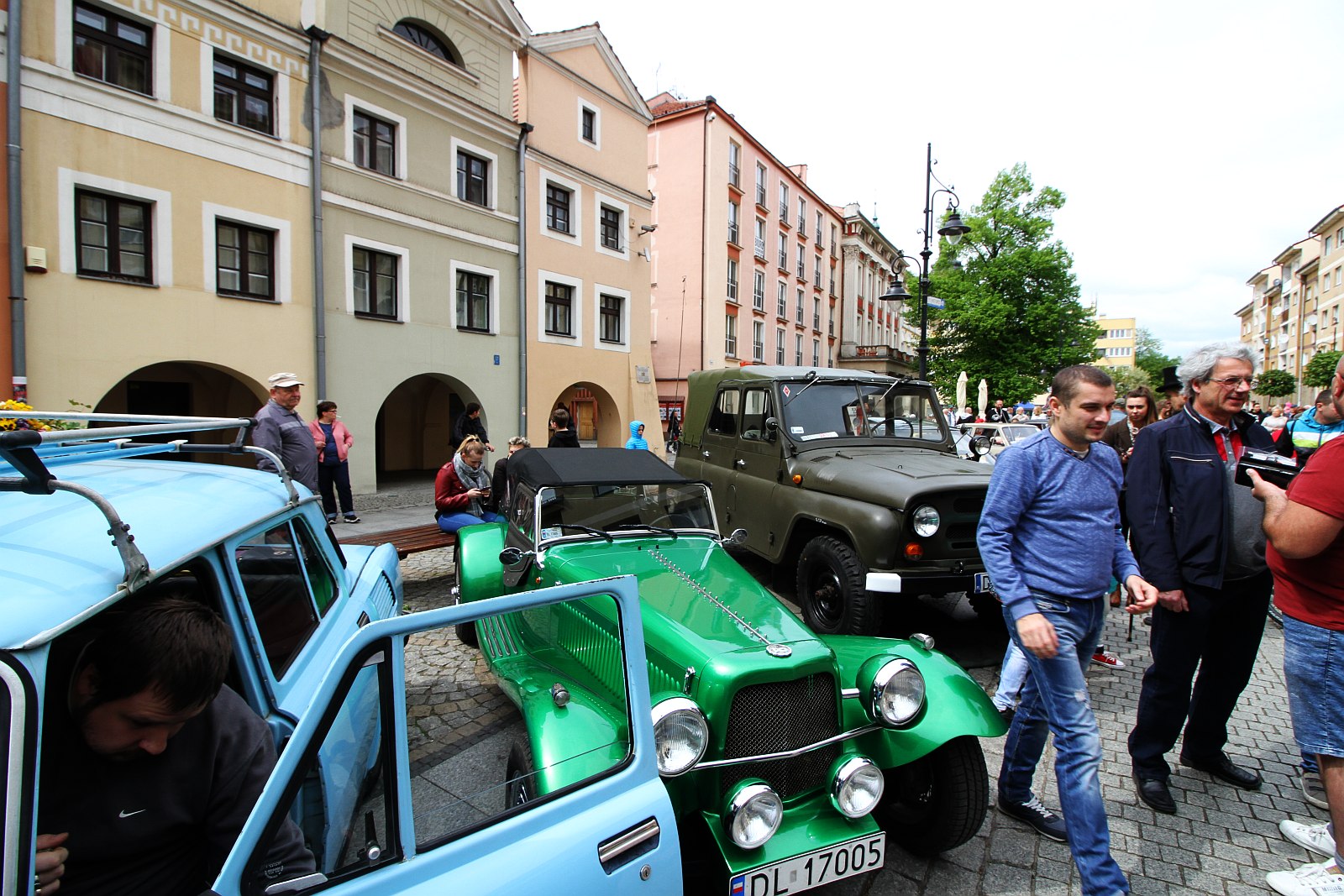 Ponad 100 aut na otwarciu sezonu legnickich klasyków