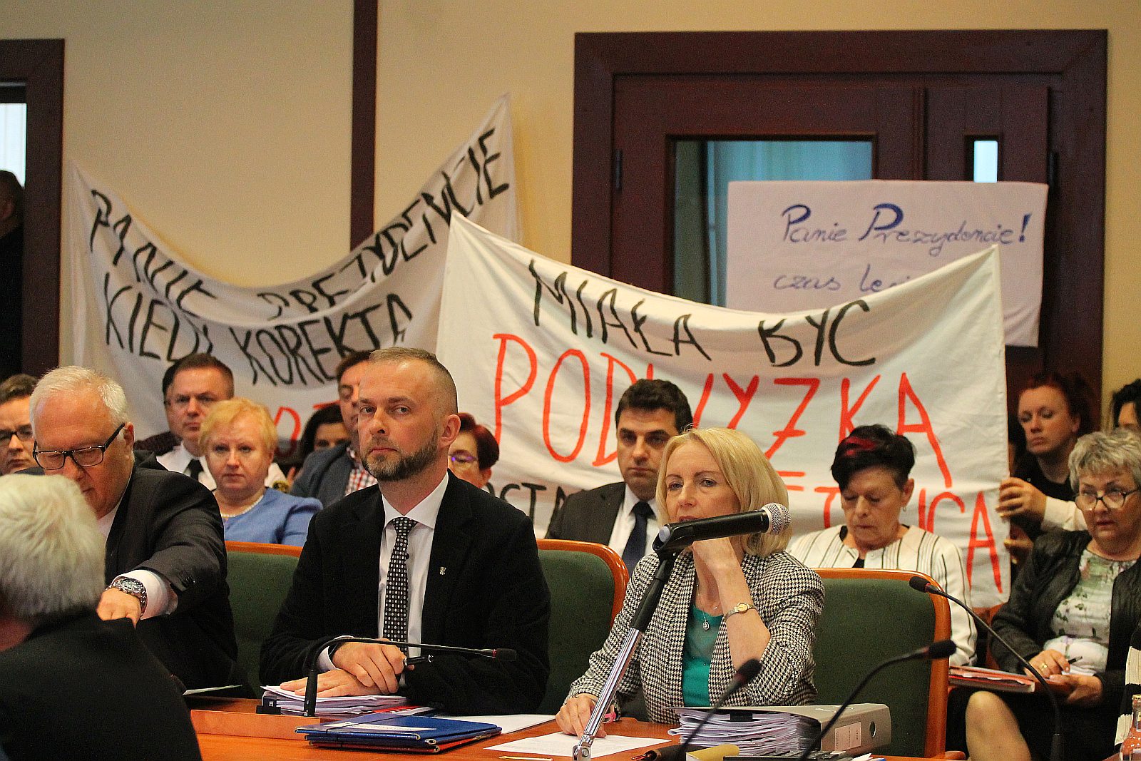 Kwietniowa sesja rady miejskiej. Pracownicy MOPS na sesji