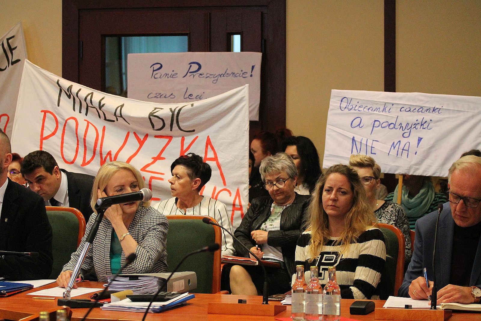 Kwietniowa sesja rady miejskiej. Pracownicy MOPS na sesji