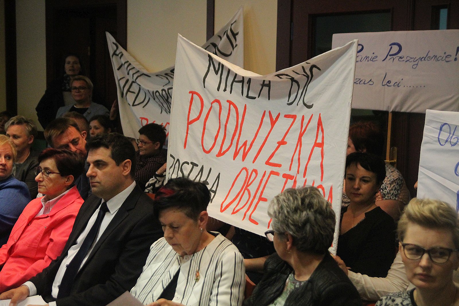 Kwietniowa sesja rady miejskiej. Pracownicy MOPS na sesji