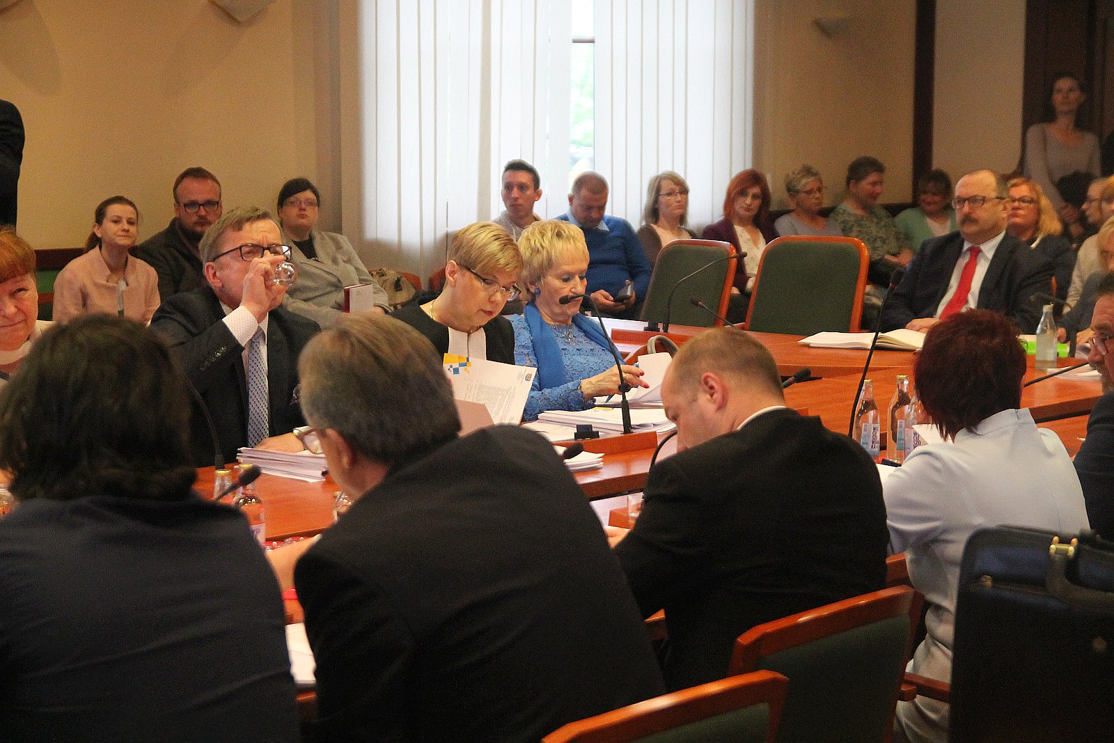 Kwietniowa sesja rady miejskiej. Pracownicy MOPS na sesji