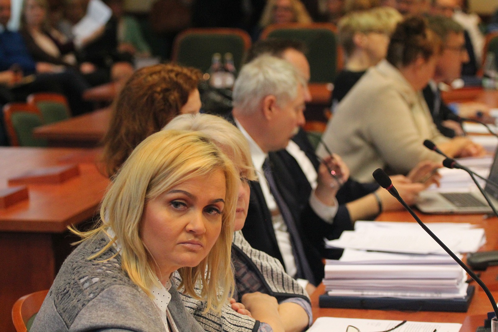 Kwietniowa sesja rady miejskiej. Pracownicy MOPS na sesji