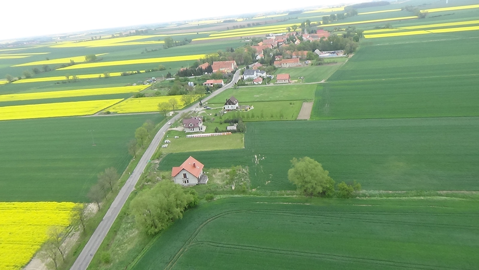 Kłębanowice z lotu ptaka. Zobacz jak wyglądają na wiosnę	