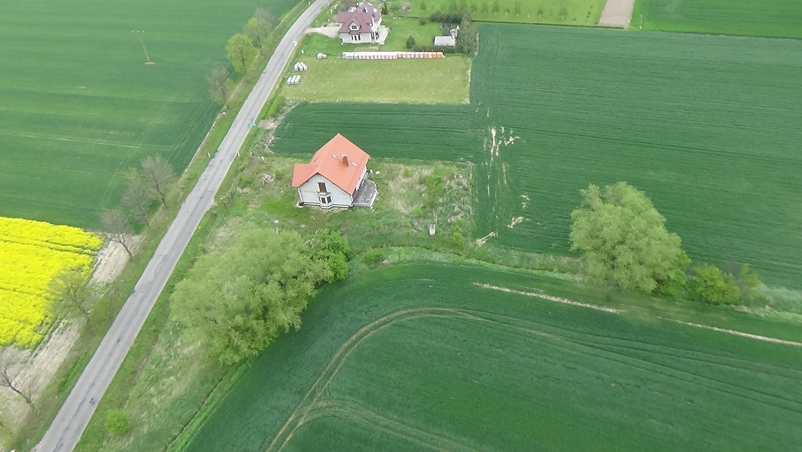 Kłębanowice z lotu ptaka. Zobacz jak wyglądają na wiosnę	