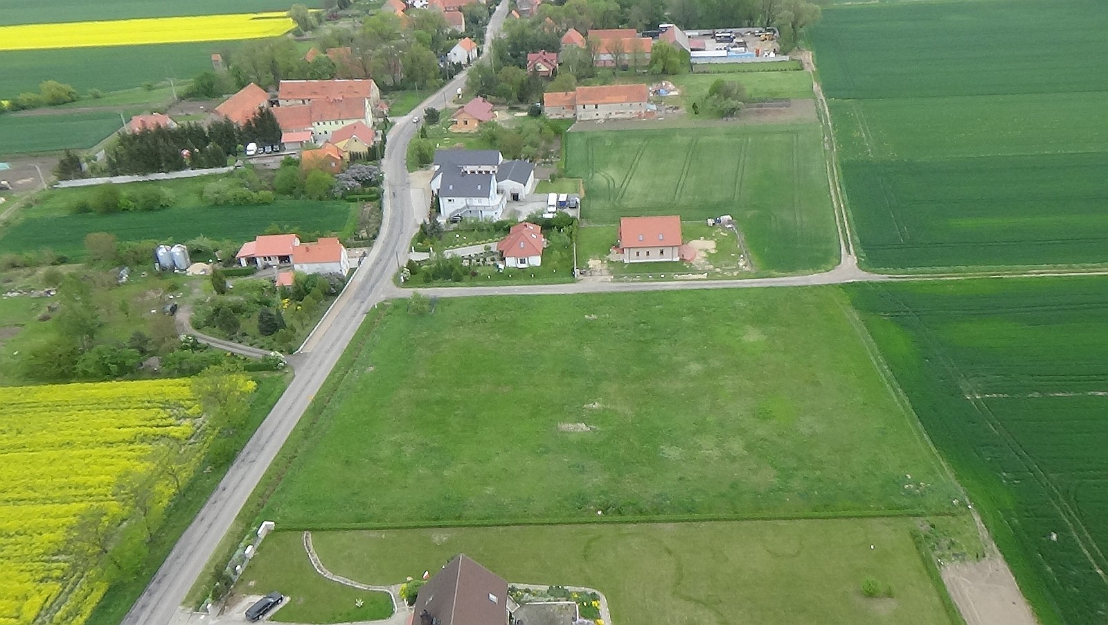 Kłębanowice z lotu ptaka. Zobacz jak wyglądają na wiosnę	
