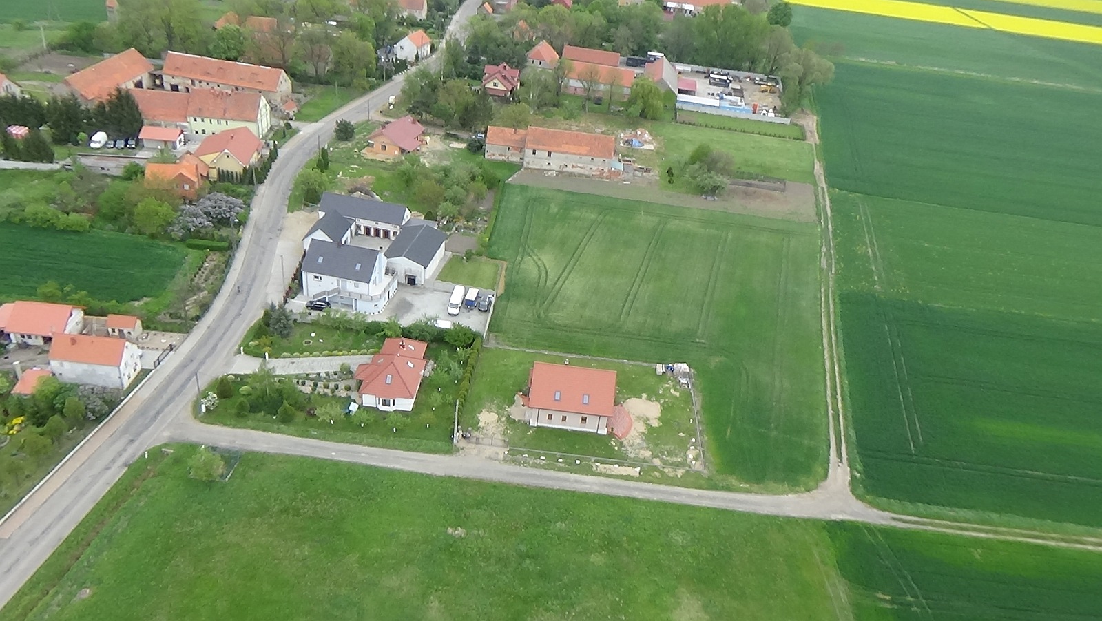 Kłębanowice z lotu ptaka. Zobacz jak wyglądają na wiosnę	