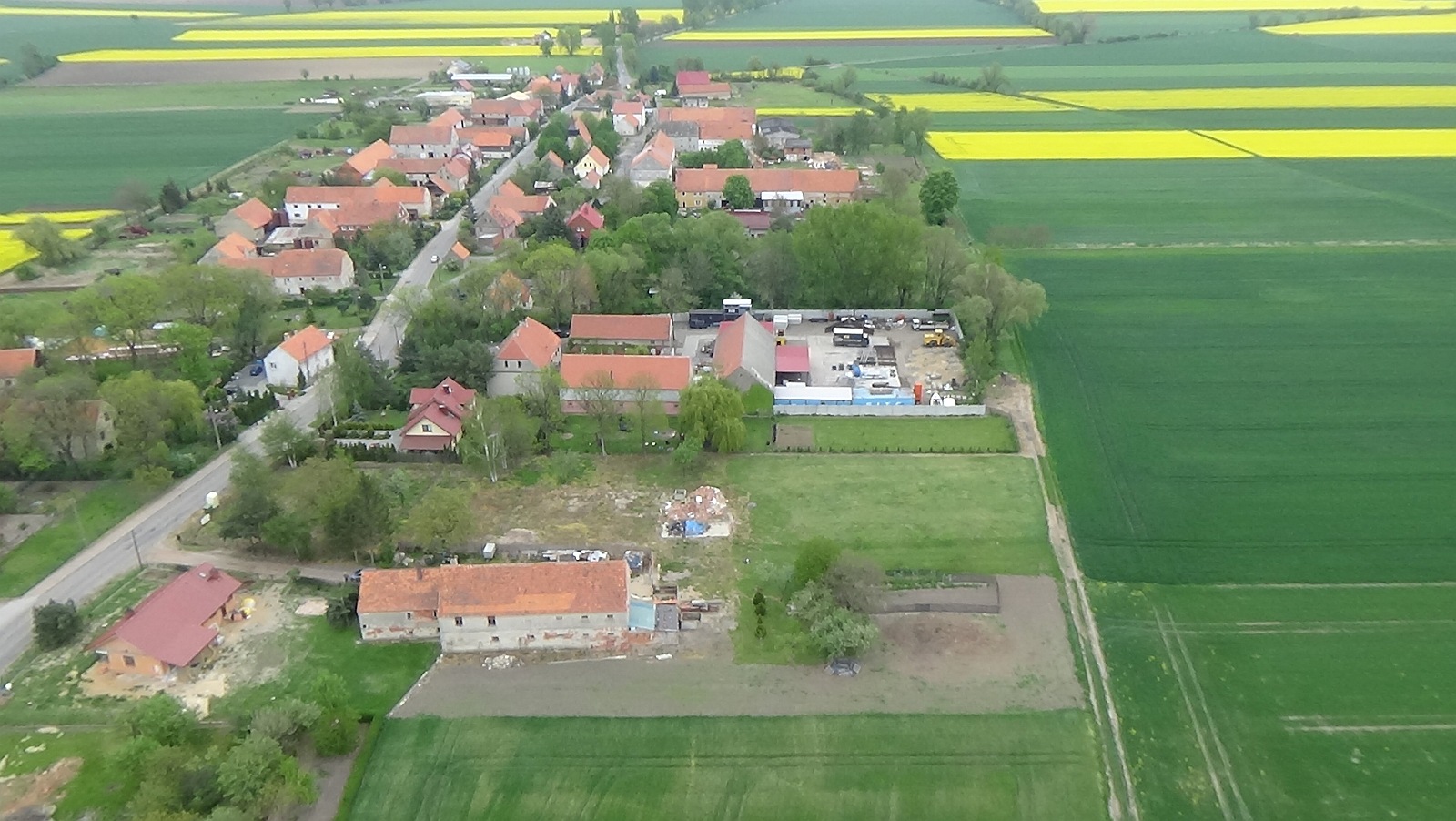 Kłębanowice z lotu ptaka. Zobacz jak wyglądają na wiosnę	