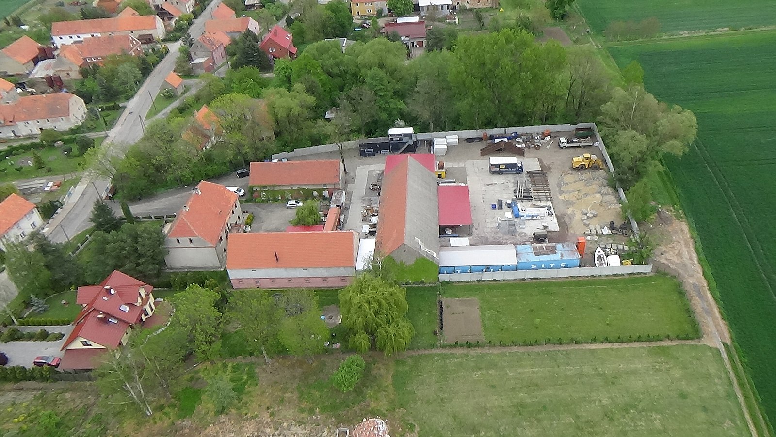 Kłębanowice z lotu ptaka. Zobacz jak wyglądają na wiosnę	