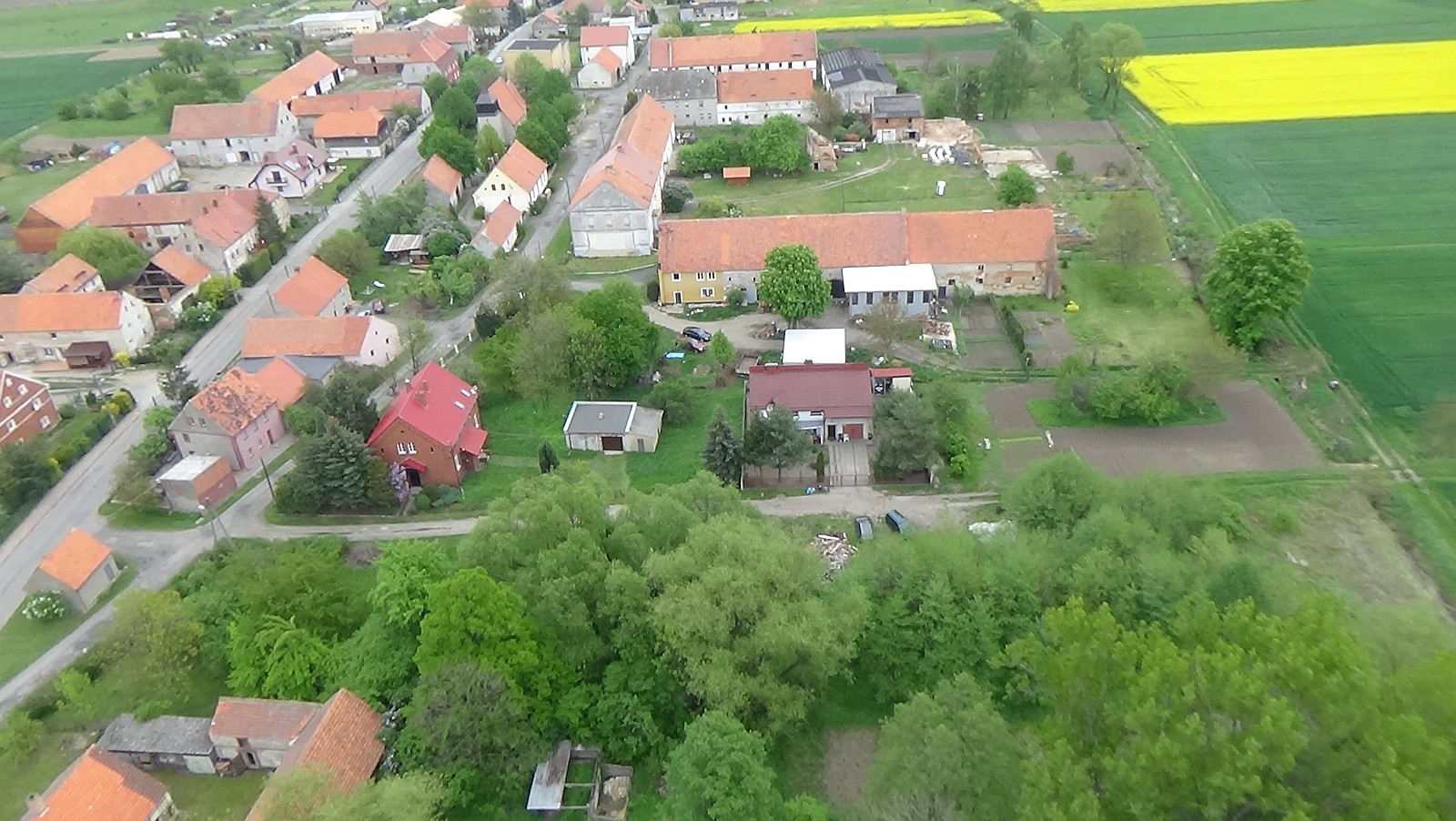 Kłębanowice z lotu ptaka. Zobacz jak wyglądają na wiosnę	