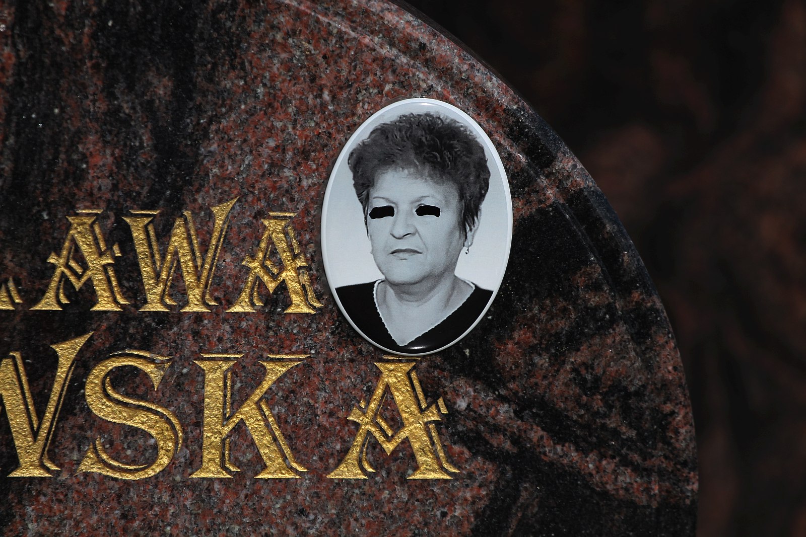 Wandale zniszczyli nagrobki na cmentarzu komunalnym w Legnicy