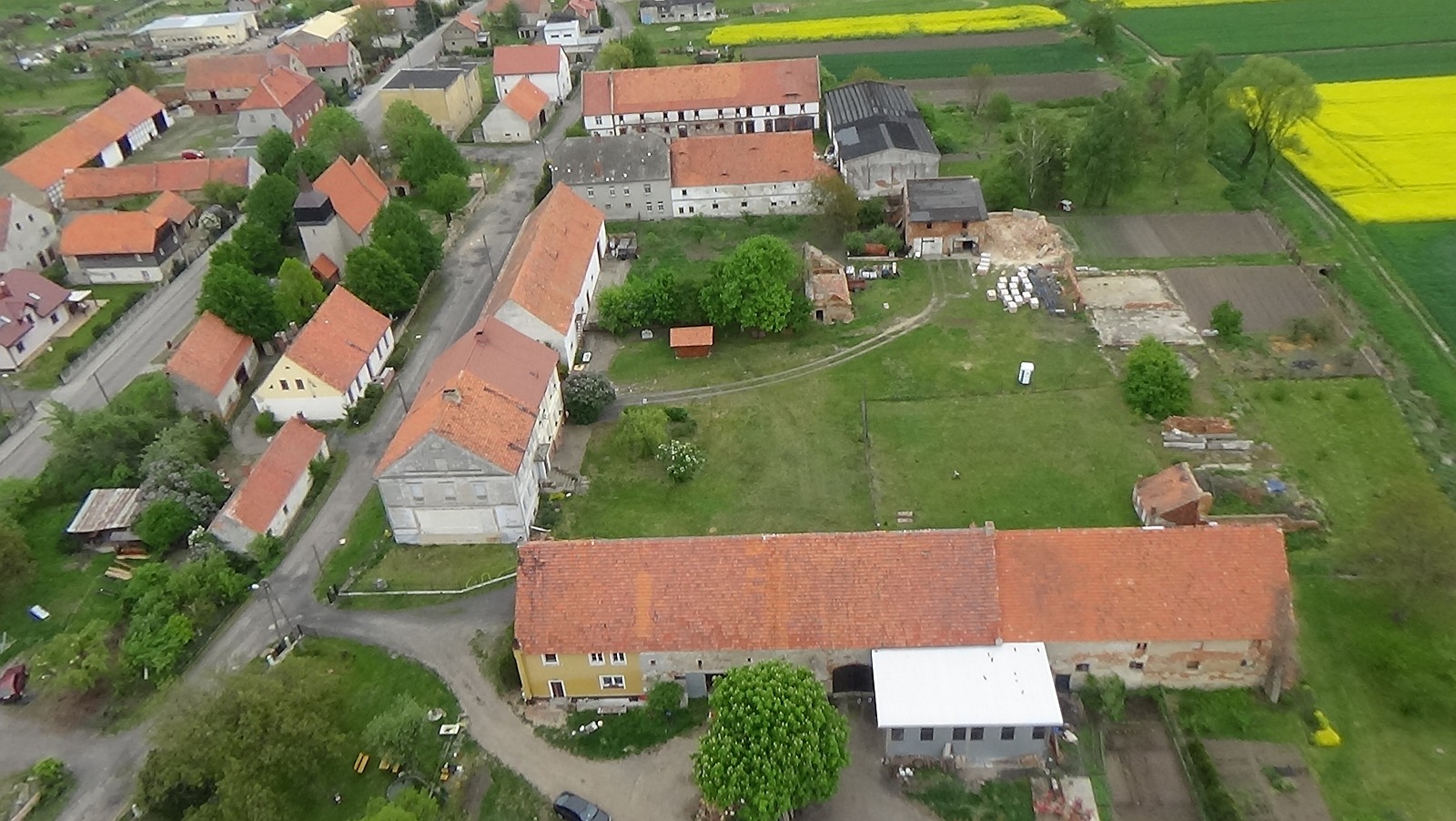 Kłębanowice z lotu ptaka. Zobacz jak wyglądają na wiosnę	