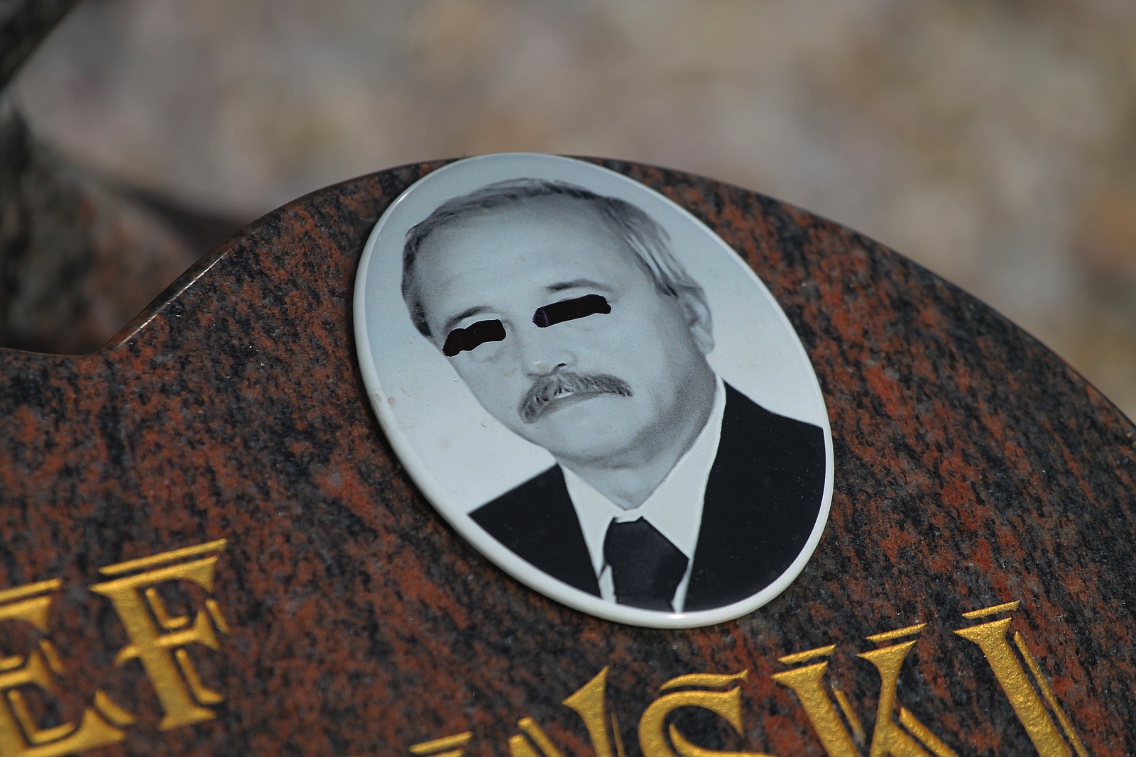 Wandale zniszczyli nagrobki na cmentarzu komunalnym w Legnicy