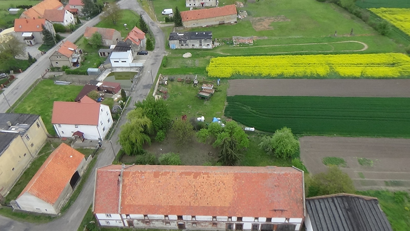 Kłębanowice z lotu ptaka. Zobacz jak wyglądają na wiosnę	