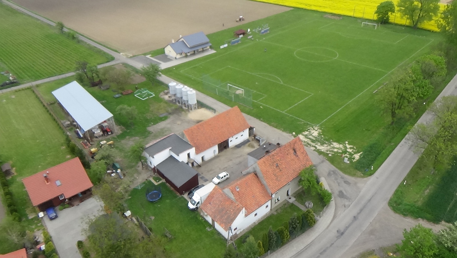 Kłębanowice z lotu ptaka. Zobacz jak wyglądają na wiosnę	