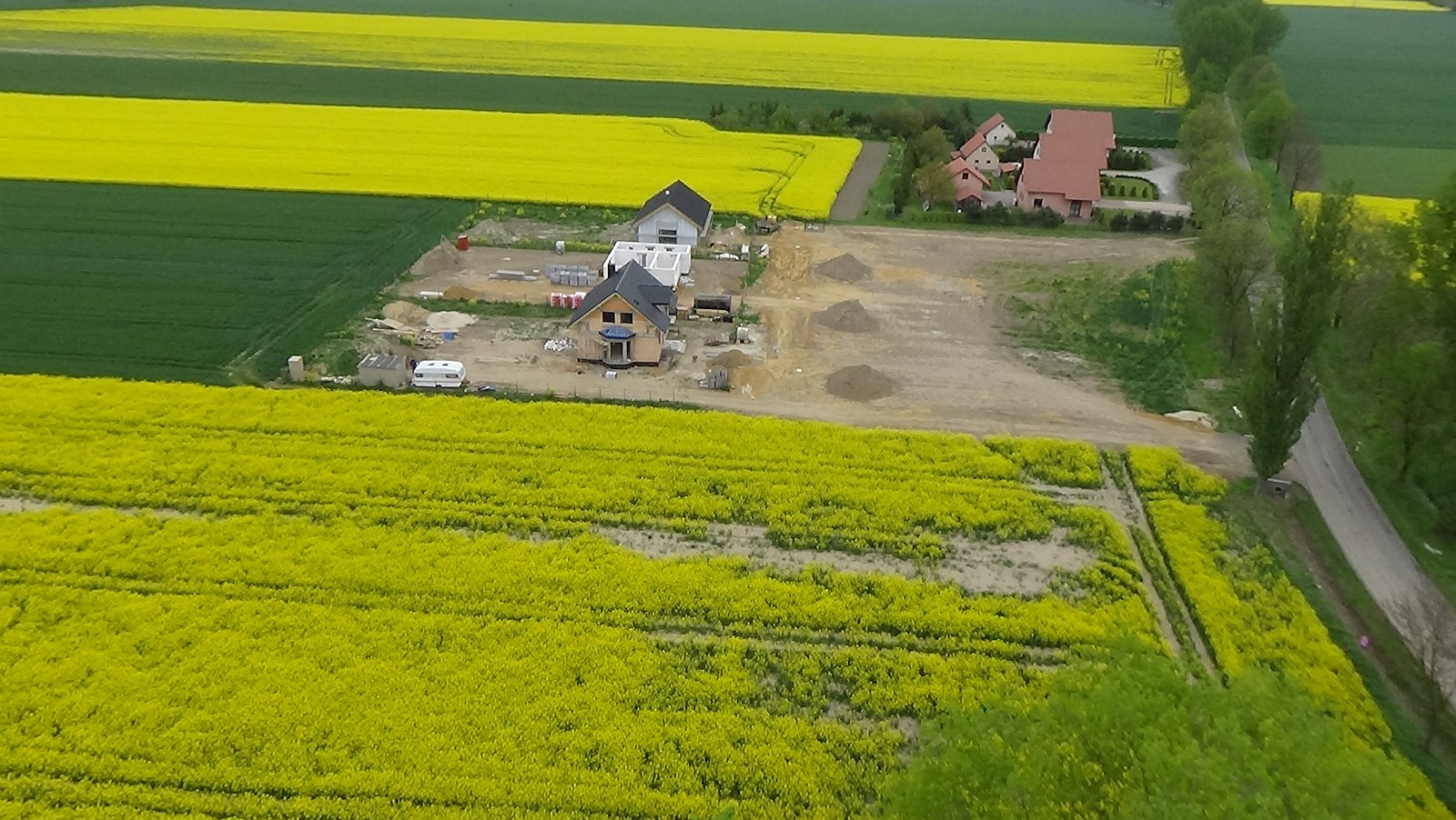 Kłębanowice z lotu ptaka. Zobacz jak wyglądają na wiosnę	