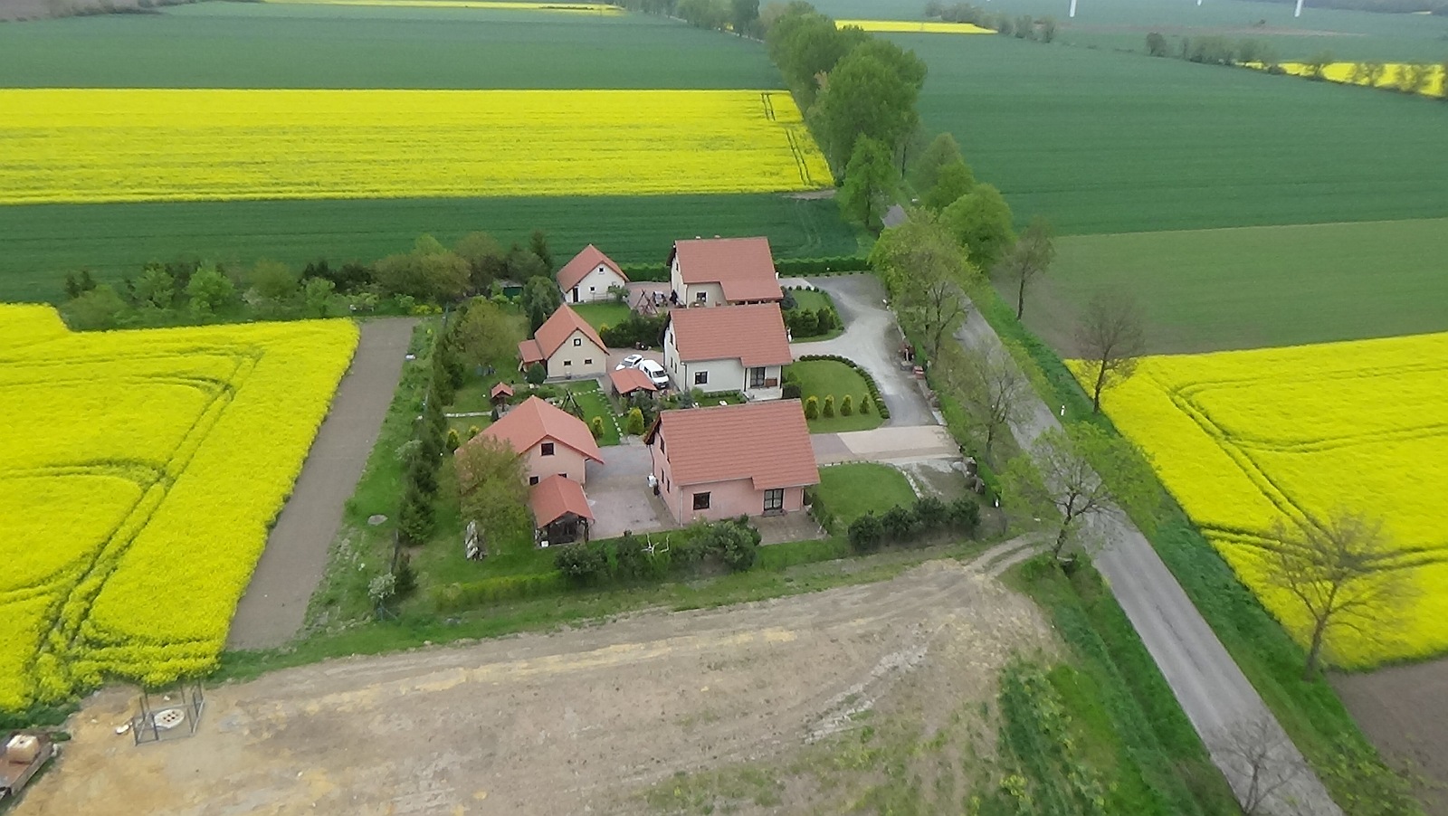 Kłębanowice z lotu ptaka. Zobacz jak wyglądają na wiosnę	