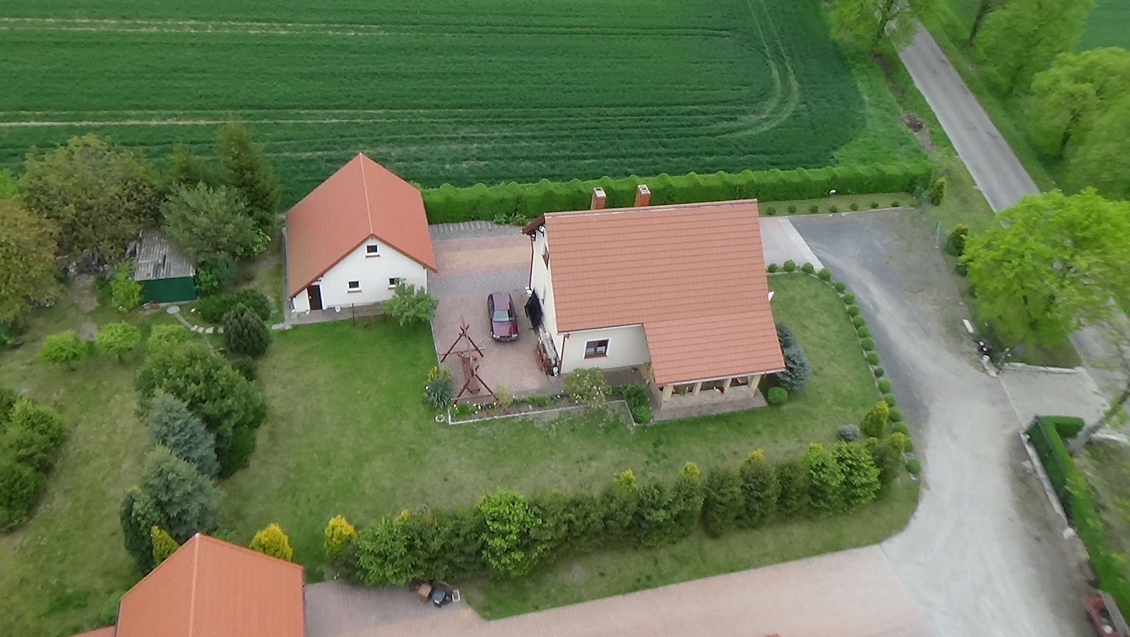 Kłębanowice z lotu ptaka. Zobacz jak wyglądają na wiosnę	