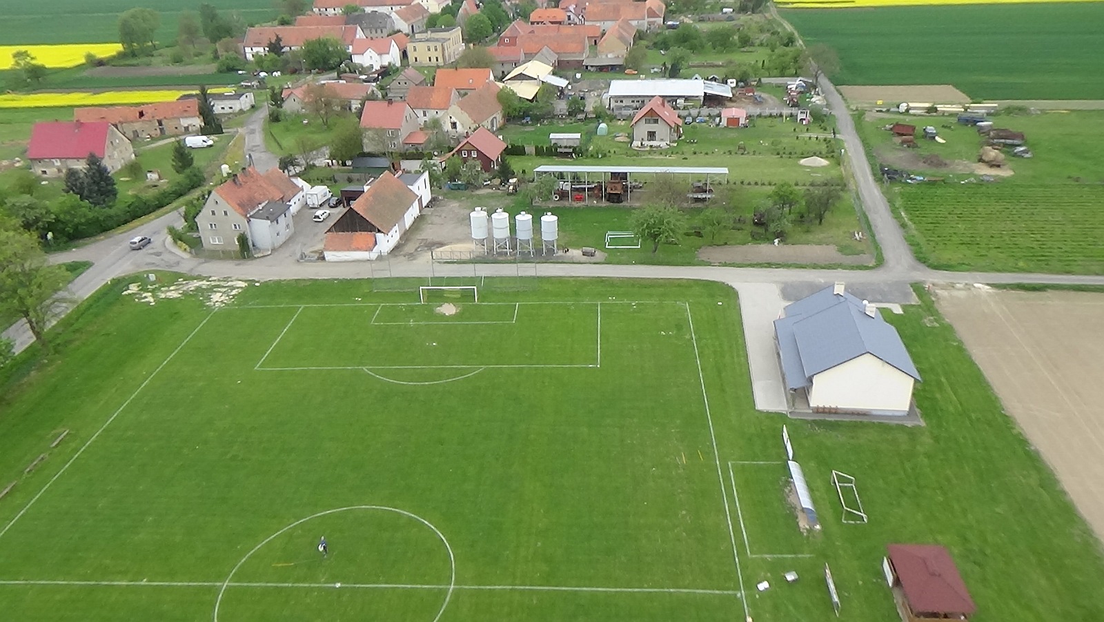 Kłębanowice z lotu ptaka. Zobacz jak wyglądają na wiosnę	