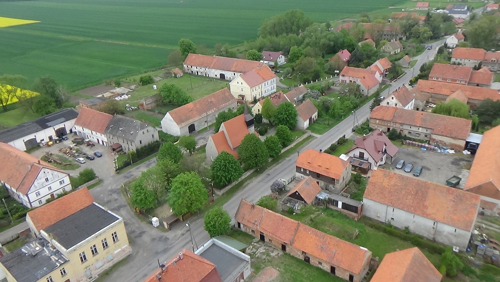 Kłębanowice z lotu ptaka. Zobacz jak wyglądają na wiosnę	