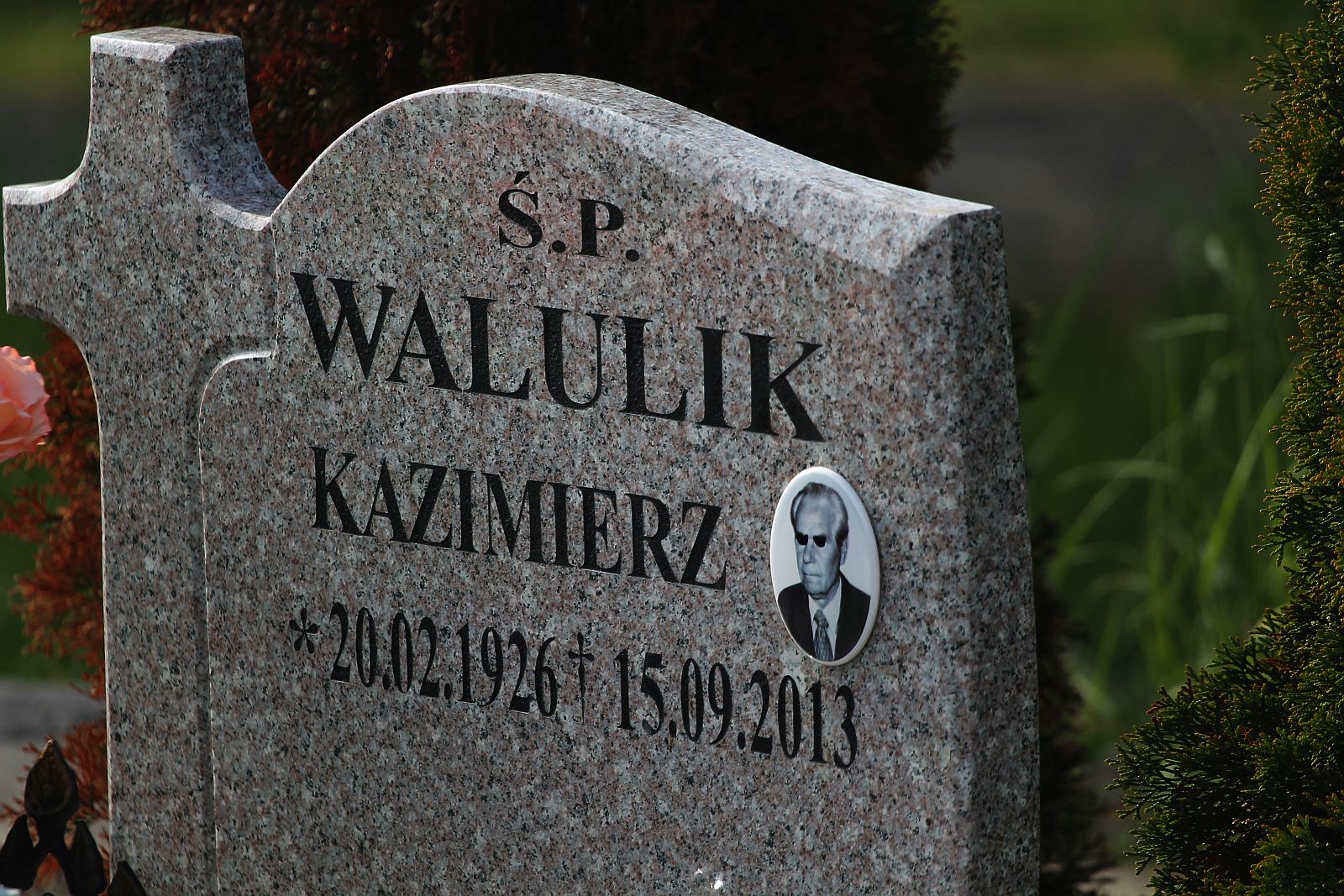 Wandale zniszczyli nagrobki na cmentarzu komunalnym w Legnicy