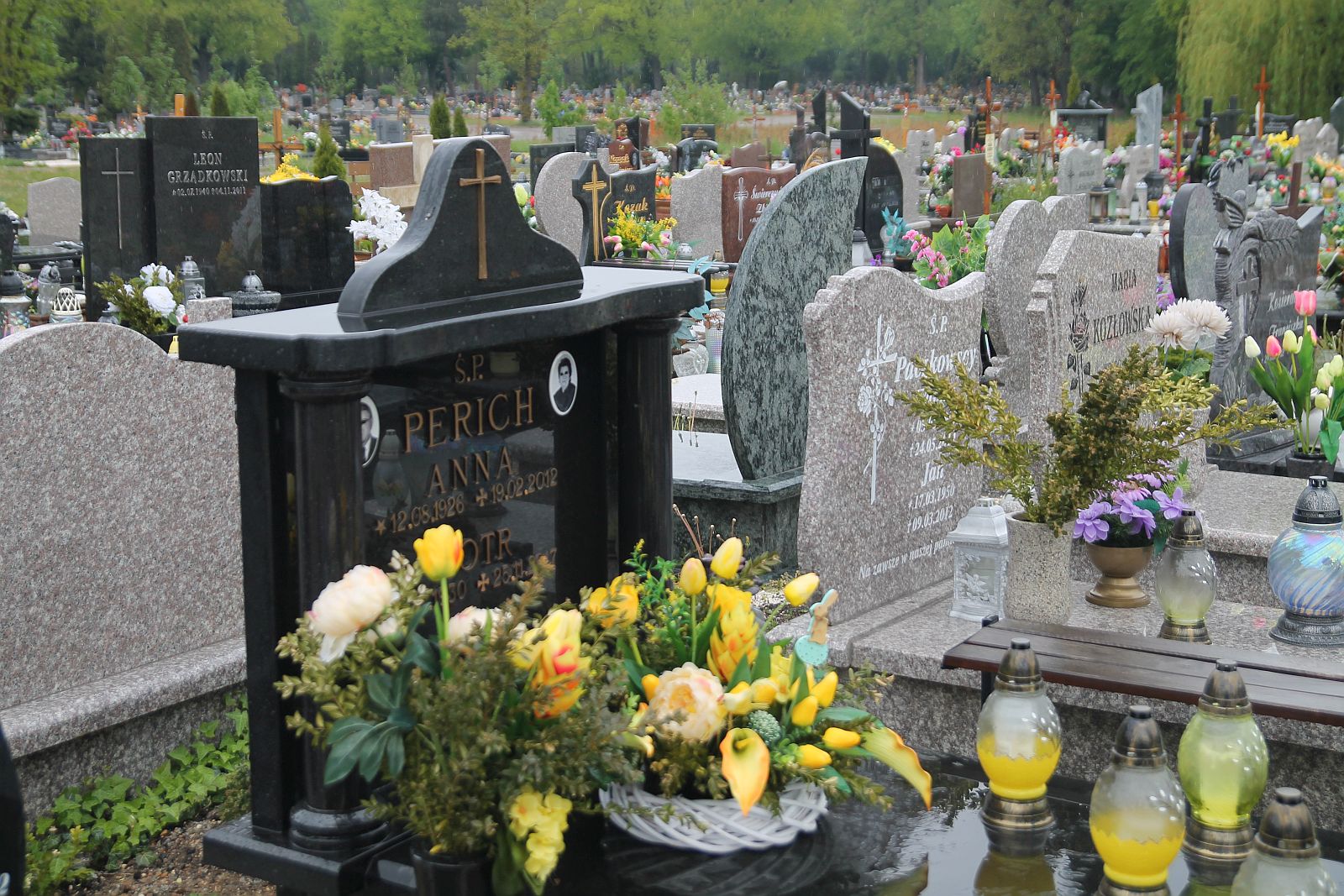 Wandale zniszczyli nagrobki na cmentarzu komunalnym w Legnicy