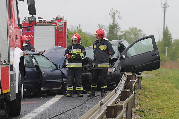 Zderzenie czołowe na wiadukcie z Legnicy do Kunic. Są ranni
