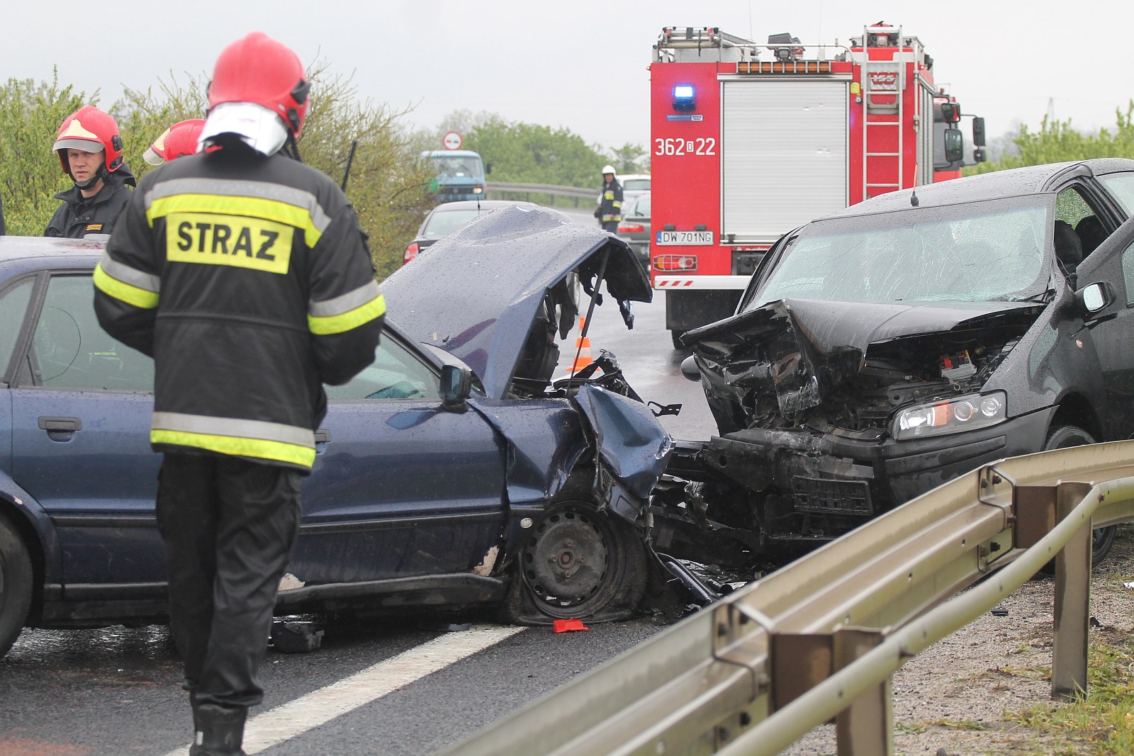 Zderzenie czołowe na wiadukcie z Legnicy do Kunic. Są ranni