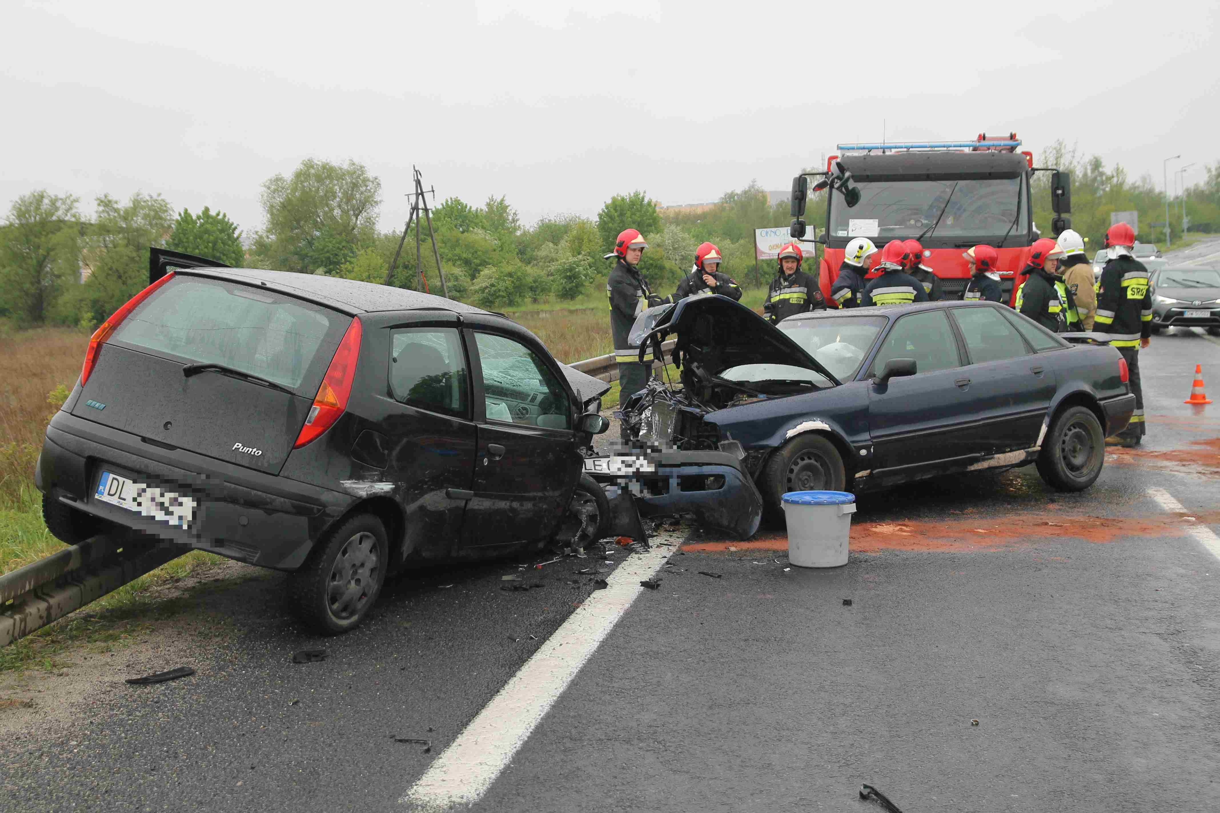Zderzenie czołowe na wiadukcie z Legnicy do Kunic. Są ranni