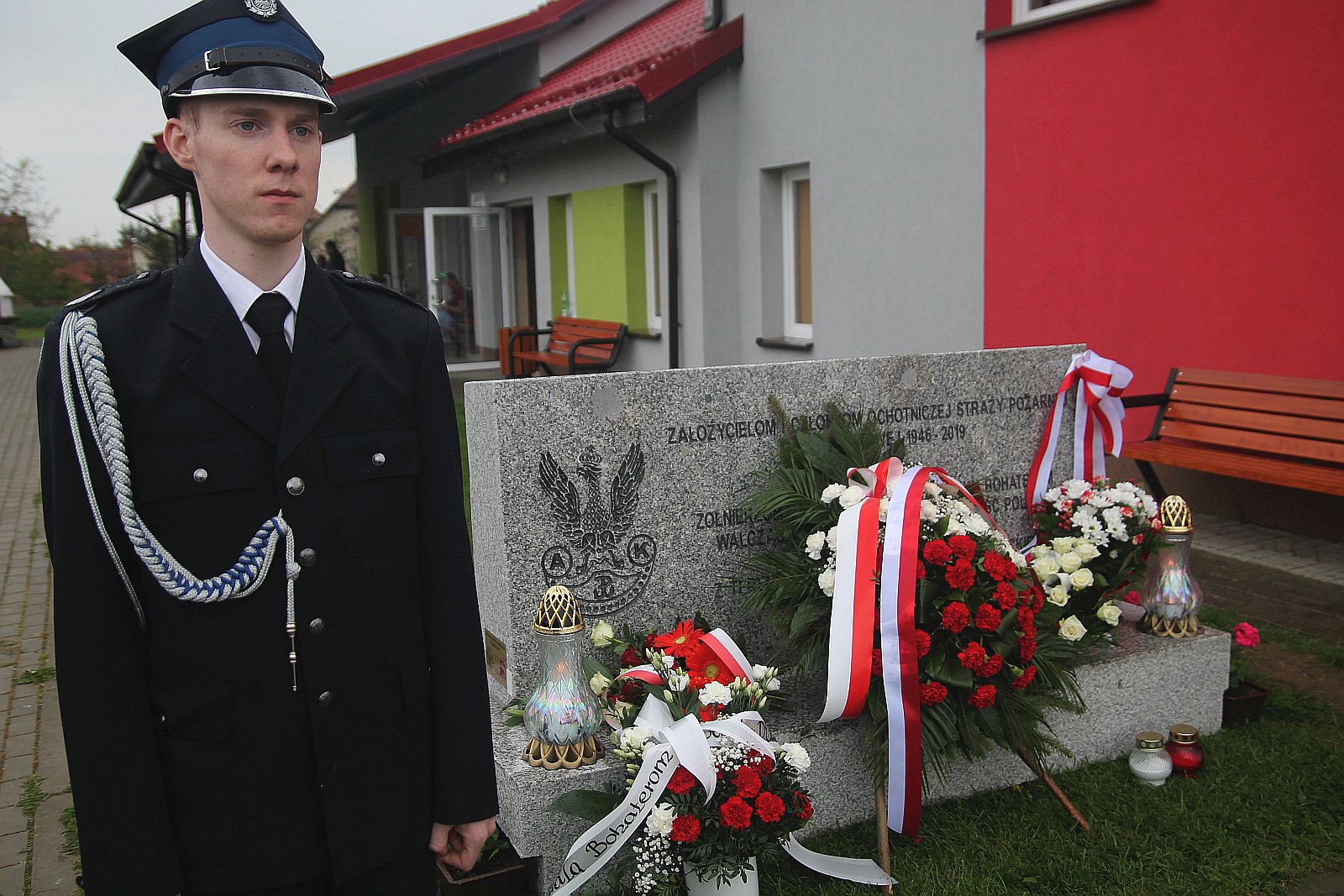 Uroczystość odsłonięcia tablicy poświęconej bohaterom