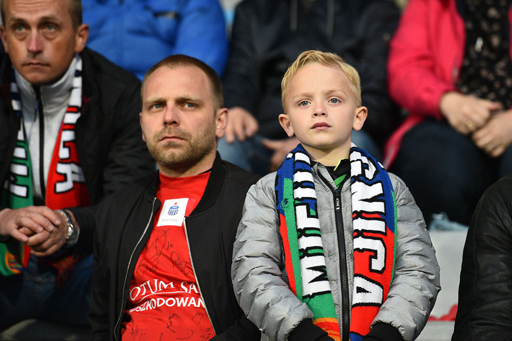 Kibice podczas meczu Miedzi Legnica ze Śląskiem Wrocław