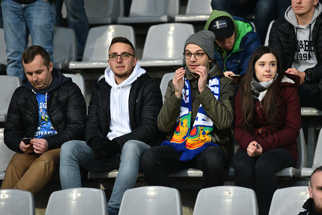 Kibice podczas meczu Miedzi Legnica ze Śląskiem Wrocław