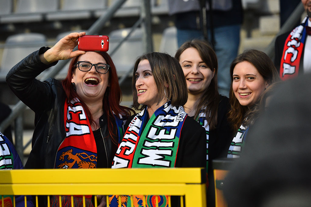 Kibice podczas meczu Miedzi Legnica ze Śląskiem Wrocław