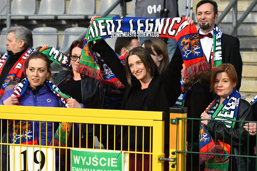 Kibice podczas meczu Miedzi Legnica ze Śląskiem Wrocław