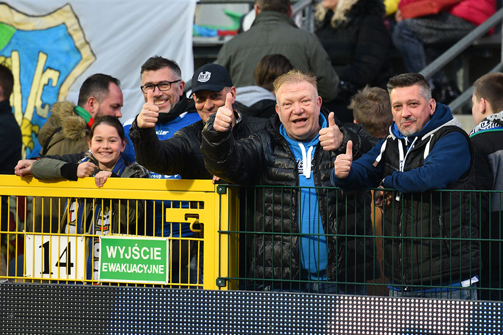 Kibice podczas meczu Miedzi Legnica ze Śląskiem Wrocław