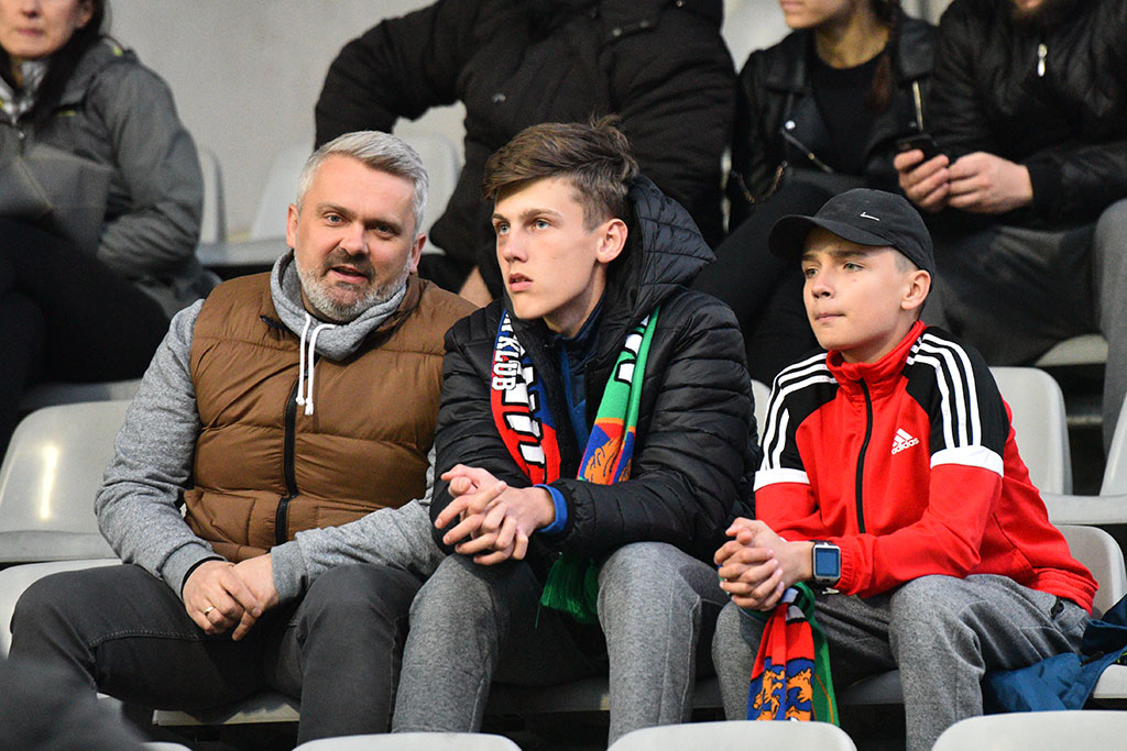 Kibice podczas meczu Miedzi Legnica ze Śląskiem Wrocław