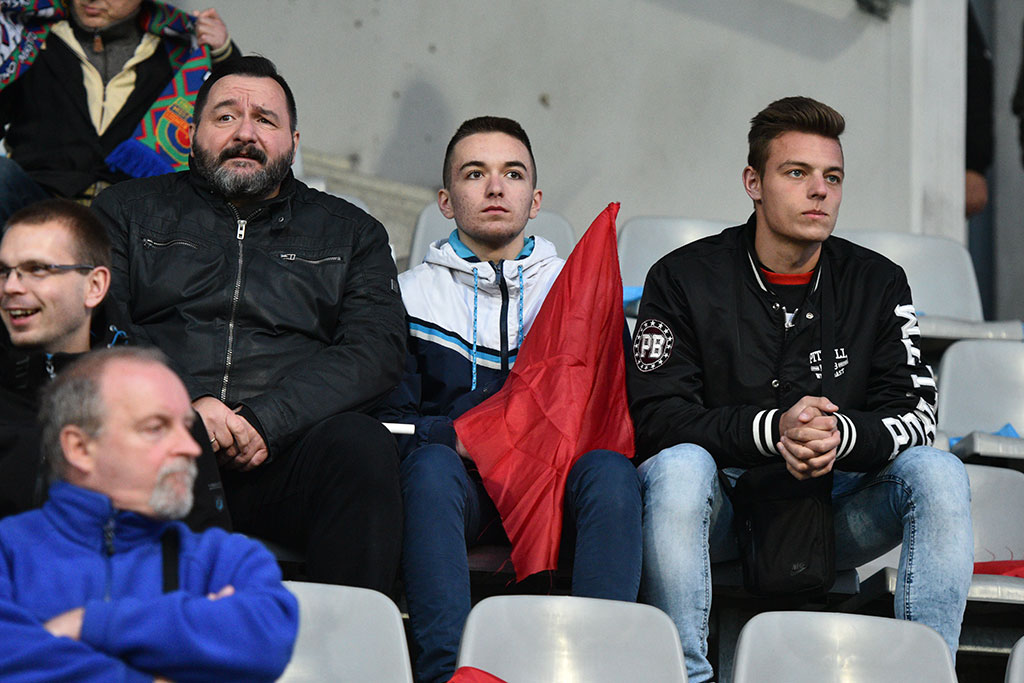 Kibice podczas meczu Miedzi Legnica ze Śląskiem Wrocław